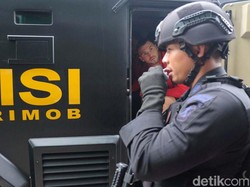 Persebaya vs Persija diamankan total 8.900 personal keamanan gabungan. Itu sebagai langkah antisipasi menyusul kerusuhan di Blitar saat Bajul Ijo menaklukkan Arema FC.