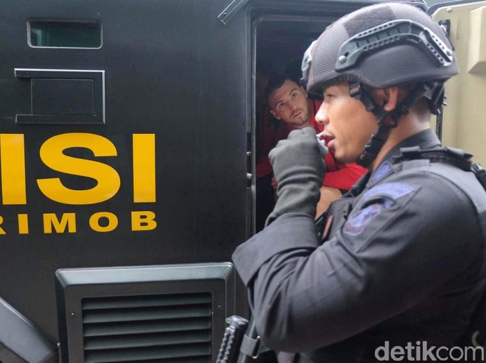 Para pemain Persija Jakarta diantar ke stadion Gelora Delta Sidoarjo dengan menaiki barracuda. Begini momennya.