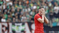 Terus ditekan, Persija justru mampu mencuri gol penyama kedudukan di menit ke-44. Marko Simic mencatatkan namanya di papan skor lewat sundulan memanfaatkan sepak pojok dari Riko.