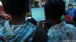 Tak Boleh ke Sidoarjo, Jakmania Nobar di Kantor Kelurahan