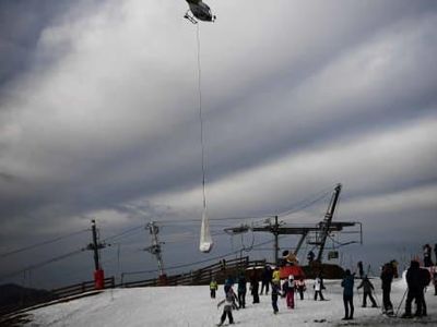Momen Resor Ski Eropa Gotong Salju dari Pucuk Gunung