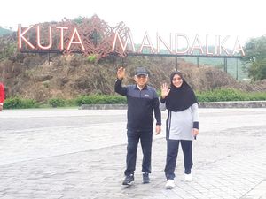 Ditemani Istri, Maruf Olahraga Pagi di Pantai Kuta Mandalika