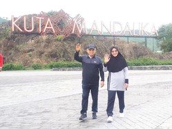 Ditemani Istri, Maruf Olahraga Pagi di Pantai Kuta Mandalika