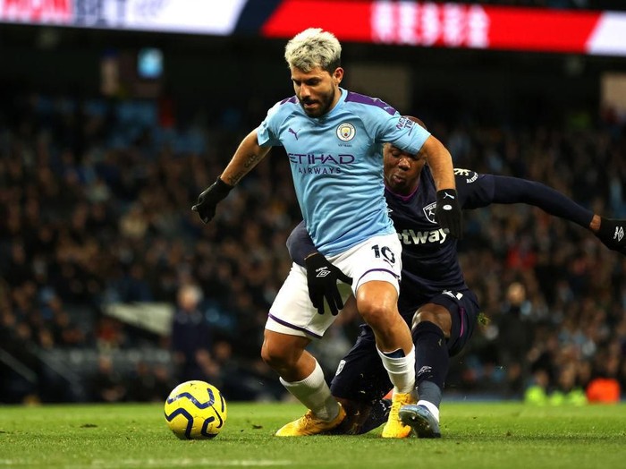 MANCHESTER, ENGLAND - FEBRUARY 19: Sergio Aguero of Manchester City and Angelo Ogbonna of West Ham United  during the Premier League match between Manchester City and West Ham United at Etihad Stadium on February 19, 2020 in Manchester, United Kingdom. (Photo by Clive Brunskill/Getty Images)