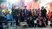 Tak Boleh ke Sidoarjo, Jakmania Nobar di Kantor Kelurahan