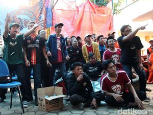 Tak Boleh ke Sidoarjo, Jakmania Nobar di Kantor Kelurahan