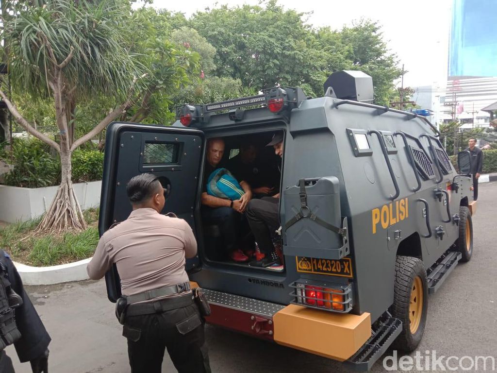 Video Tim Persija Diangkut Pakai Barracuda ke Stadion Delta Sidoarjo Video Tim Persija Diangkut Pakai Barracuda ke Stadion Delta Sidoarjo