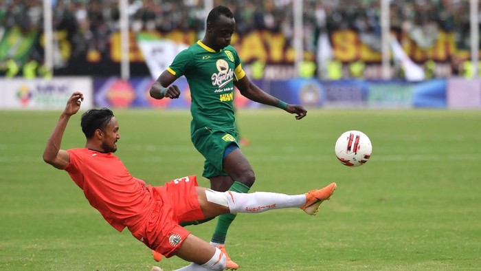 Pesepakbola Persebaya Makan Konate (kanan) mendapat hadangan pesepakbola Persija Rohit Chand, dalam final Piala Gubernur Jawa Timur di Gelora Delta, Sidoarjo, Jawa Timur, Kamis (20/2/2020). ANTARA FOTO/Zabur Karuru/ama.