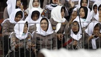 Puluhan Polwan yang dikerahkan itu kompak mengenakan kerudung warna putih.