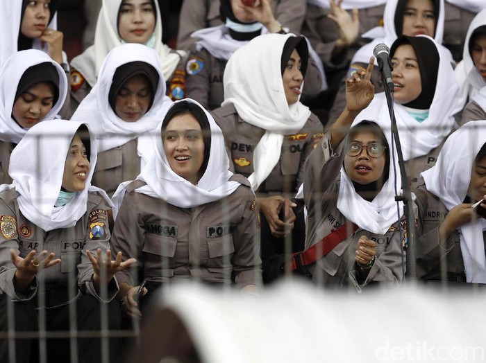 Puluhan personel Polisi Wanita (Polwan) yang mengenakan kerudung warna putih membuka Final Piala Gubernur Jatim 2020 dengan membacakan Asmaul Husna di tribune VVIP Stadion Gelora Delta, Sidoarjo, Jawa Timur, Kamis (20/2/2020).