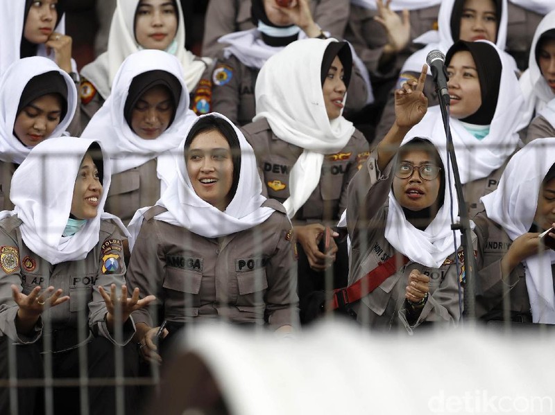 Puluhan personel Polisi Wanita (Polwan) yang mengenakan kerudung warna putih membuka Final Piala Gubernur Jatim 2020 dengan membacakan Asmaul Husna di tribune VVIP Stadion Gelora Delta, Sidoarjo, Jawa Timur, Kamis (20/2/2020).