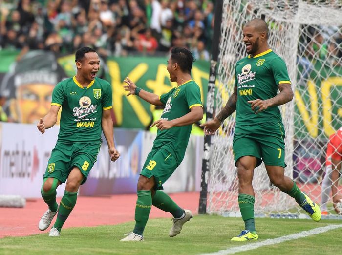 Persebaya Surabaya Pesepakbola Persebaya Oktavianus Vernando (kiri) melakukan selebrasi bersama rekannya seusai mencetak gol ke gawang Persija dalam final Piala Gubernur Jawa Timur di Gelora Delta, Sidoarjo, Jawa Timur, Kamis (20/2/2020). ANTARA FOTO/Zabur Karuru/ama.