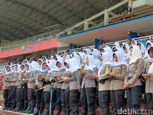 Suporter Bonek dan Polisi Kumandangkan Selawat Jelang Pertandingan