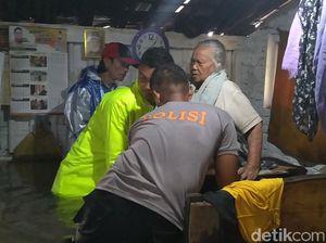 Evakuasi Dramatis Nenek 90 Tahun yang Terkepung Banjir di Pekalongan