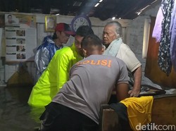 Evakuasi Dramatis Nenek 90 Tahun yang Terkepung Banjir di Pekalongan