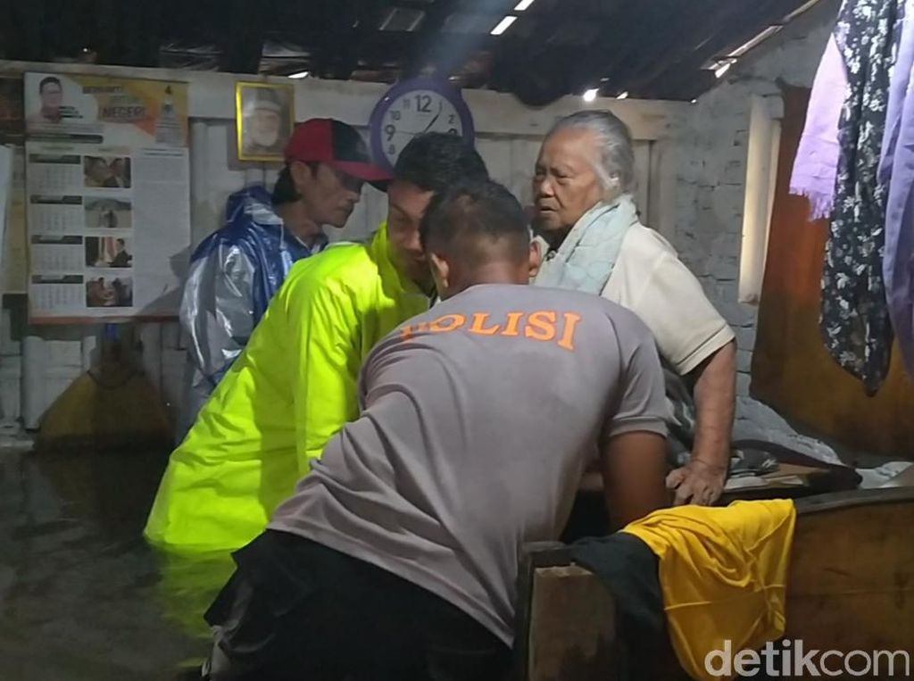 Evakuasi Dramatis Nenek 90 Tahun yang Terkepung Banjir di Pekalongan Evakuasi Dramatis Nenek 90 Tahun yang Terkepung Banjir di Pekalongan
