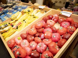 Toko Ini Pamerkan Makanan Berbahan Kantong Plastik, untuk Apa?