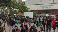 Bonek Mania yang tidak mendapatkan tiket menonton laga final antara Persebaya vs Persija lewat layar lebar yang dipasang di luar stadion.