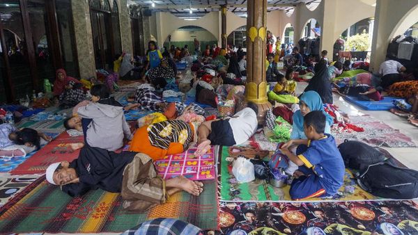 Pekalongan Terendam Banjir, Warga Mengungsi ke Masjid