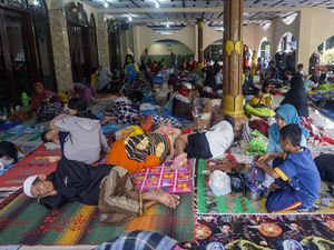 Pekalongan Terendam Banjir, Warga Mengungsi ke Masjid