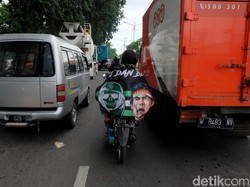 Mulai dari bendera hingga syal dikalungkan di badan saat konvoi menuju Stadion Gelora Delta Sidoarjo.