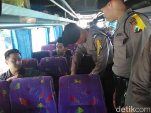Antisipasi Kisruh, Polisi Kota Probolinggo Periksa Penumpang Bus