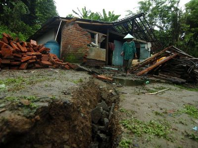 Penampakan Rumah Rusak Akibat Tanah Bergerak di Tegal