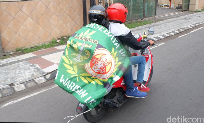 Ragam Aksi Bonek Demi Bajul Ijo Bonek berdatangan ke Stadion Gelora Delta Sidoarjo untuk menonton langsung laga Final Piala Gubernur Jatim. Mereka datang dengan membawa atribut Persebaya.