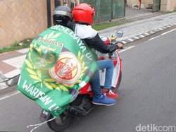 Bonek datang ke Stadion Gelora Delta Sidoarjo dengan mengendarai motor, mobil hingga truk.