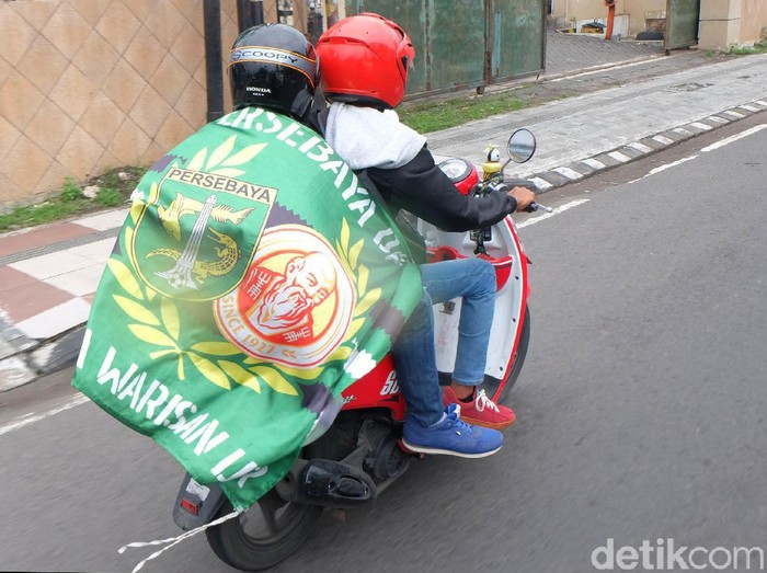 Bonek berdatangan ke Stadion Gelora Delta Sidoarjo untuk menonton langsung laga Final Piala Gubernur Jatim. Mereka datang dengan membawa atribut Persebaya.