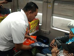 Tanggal Cantik 20-2-2020, Daop 3 Cirebon Bagi-bagi Hadiah ke Penumpang KA