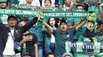 Ragam Aksi Bonek Demi Bajul Ijo