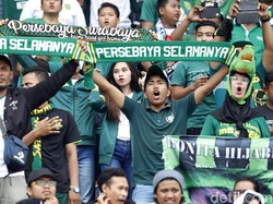 Bonek membentangkan syal bertuliskan Persebaya Selamanya untuk membakar semangat Makan Konate dkk.