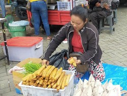 Harga Lumpia di Final Piala Gubernur Jatim Ini Ikut Melonjak