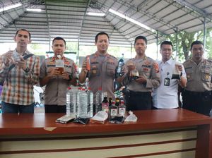 Puluhan Botol Miras Disita dari Suporter Gresik yang Berangkat ke Sidoarjo