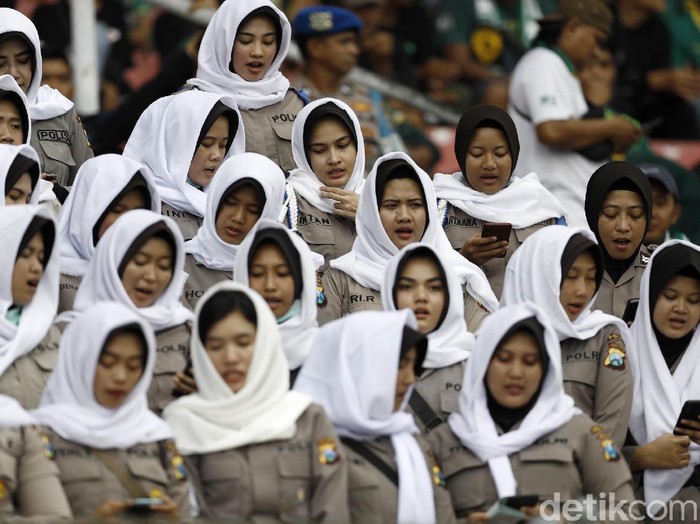 Puluhan personel Polisi Wanita (Polwan) yang mengenakan kerudung warna putih membuka Final Piala Gubernur Jatim 2020 dengan membacakan Asmaul Husna di tribune VVIP Stadion Gelora Delta, Sidoarjo, Jawa Timur, Kamis (20/2/2020).