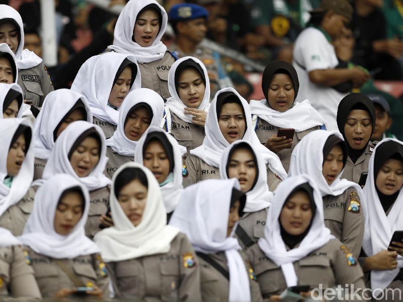 Puluhan personel Polisi Wanita (Polwan) yang mengenakan kerudung warna putih membuka Final Piala Gubernur Jatim 2020 dengan membacakan Asmaul Husna di tribune VVIP Stadion Gelora Delta, Sidoarjo, Jawa Timur, Kamis (20/2/2020).