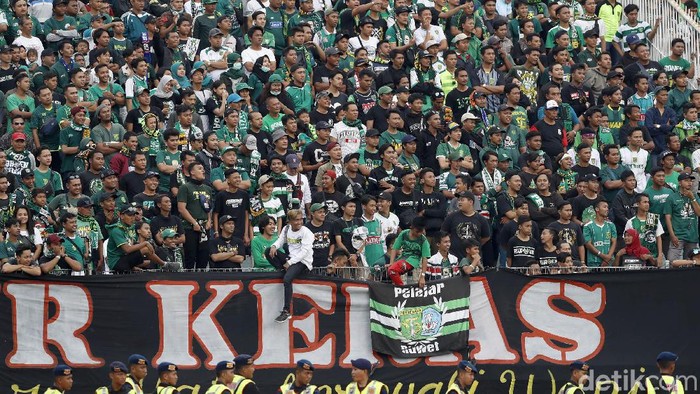 Bonek berdatangan ke Stadion Gelora Delta Sidoarjo untuk menonton langsung laga Final Piala Gubernur Jatim. Mereka datang dengan membawa atribut Persebaya.