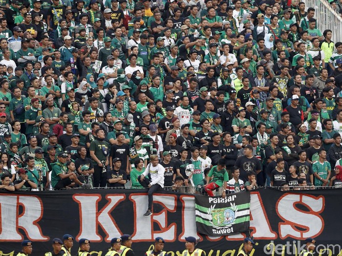 Bonek berdatangan ke Stadion Gelora Delta Sidoarjo untuk menonton langsung laga Final Piala Gubernur Jatim. Mereka datang dengan membawa atribut Persebaya.