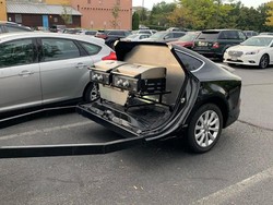 Terlalu, Mobil Mewah Ini Dimodif jadi Tempat Pemanggang Daging