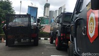 Sejumlah petugas keamanan pun dikerahkan guna menjaga keamanan pertandingan yang digelar di Stadion Gelora Delta Sidoarjo, Jawa Timur.