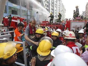 Aksi Petugas Damkar Evakuasi Korban Kebakaran di Myanmar