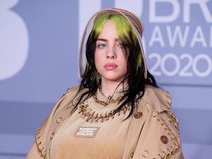 Dikuntit Fans Berat, Billie Eilish Tempuh Jalur Hukum
