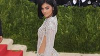 10 Artis yang Tersiksa di Red Carpet karena Busana Ratusan Juta Rupiah