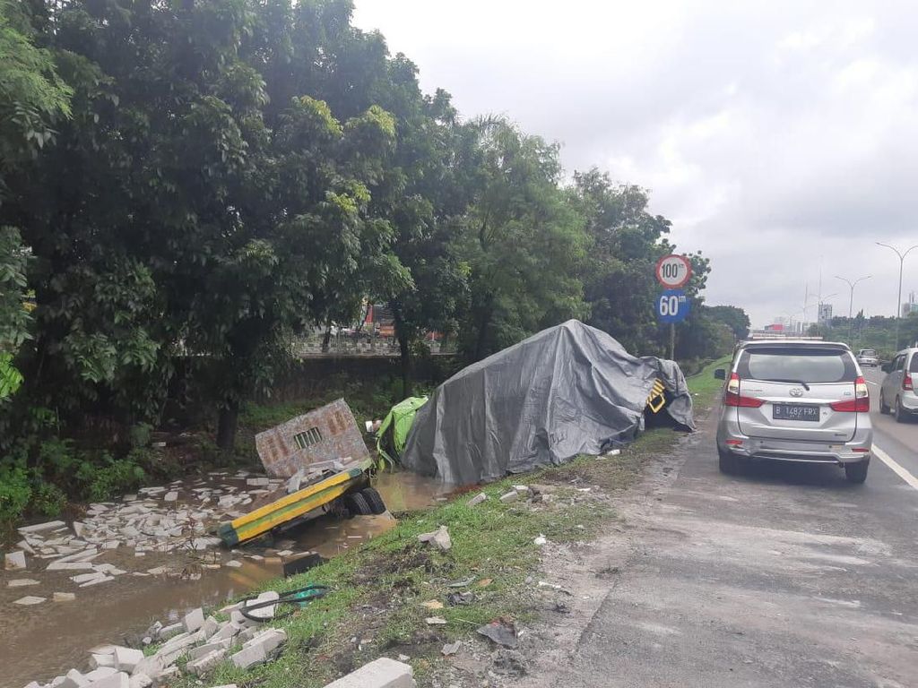 Sempat Bikin Macet 4 KM, Truk Terperosok di Tol Tomang Sudah Dievakuasi Sempat Bikin Macet 4 KM, Truk Terperosok di Tol Tomang Sudah Dievakuasi