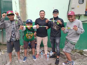 Suka Cita Bonek Tak Kebagian Tiket Ekonomi Malah Bisa Nonton di Tribun Utama