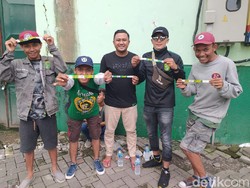 Suka Cita Bonek Tak Kebagian Tiket Ekonomi Malah Bisa Nonton di Tribun Utama