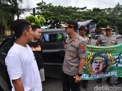 Polisi Ajak Rombongan Asal Tuban Nobar di Lamongan