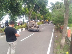 Tabrak Lari, Mobil Sedan Digulingkan dan Dibakar Warga