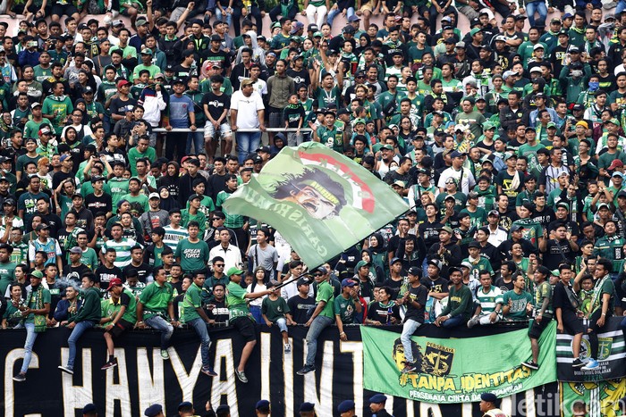 Bonek berdatangan ke Stadion Gelora Delta Sidoarjo untuk menonton langsung laga Final Piala Gubernur Jatim. Mereka datang dengan membawa atribut Persebaya.